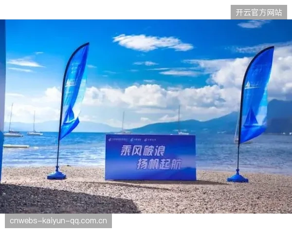 风帆赛选手精妙转弯，观众席爆发雷鸣般掌声